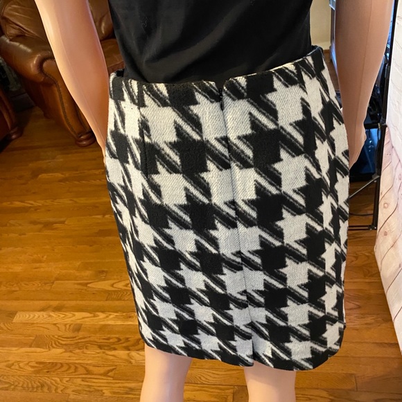 Amanda & Chelsea black & white pattern skirt size 4 business casual - Picture 4 of 16